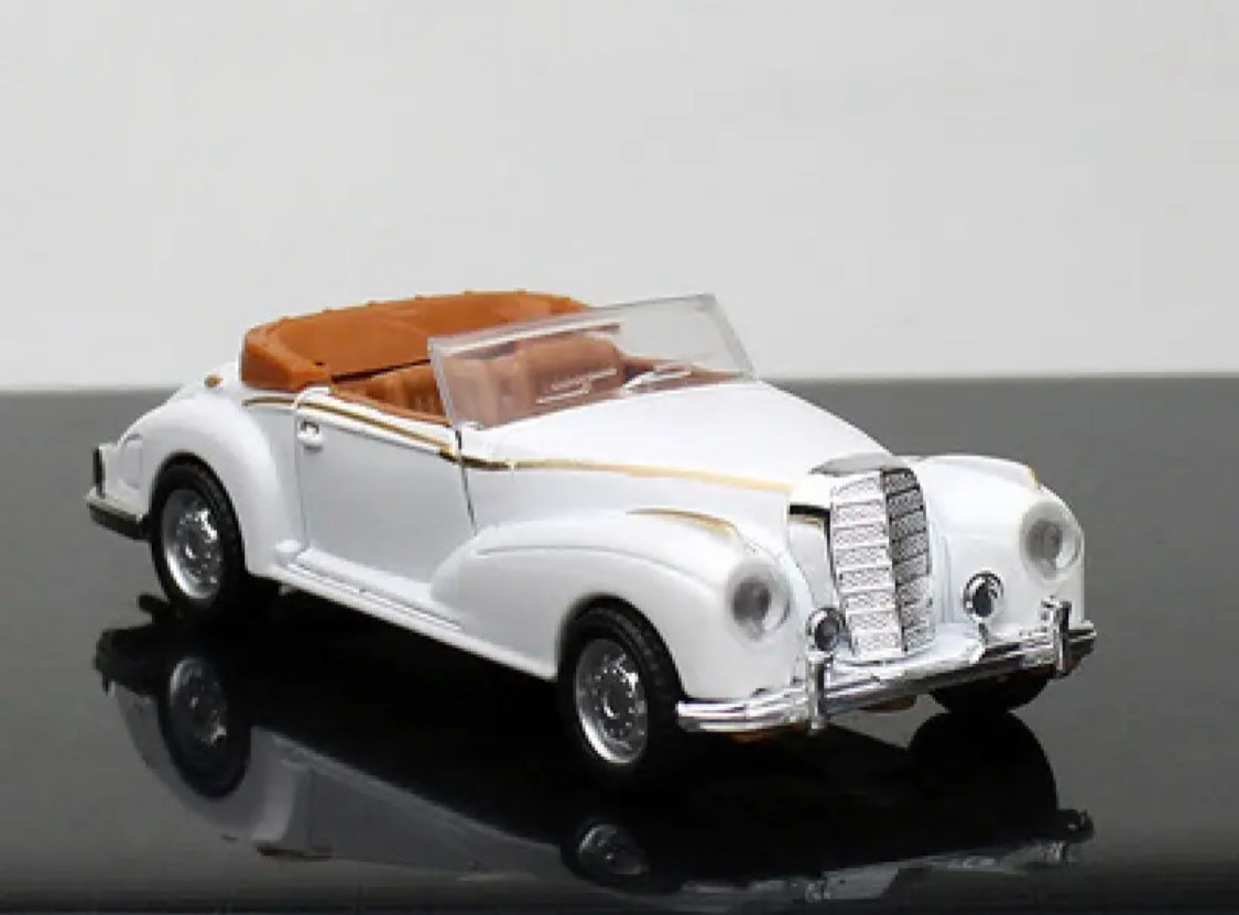 Voiture cabriolet rétro en alliage – L’élégance ouverte du style classique