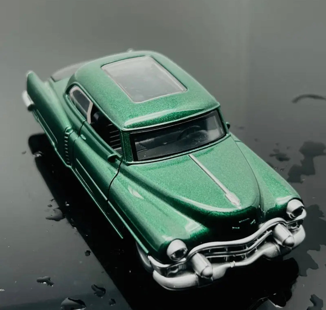 Voiture classique vintage en alliage – La réplique rétro qui traverse le temps
