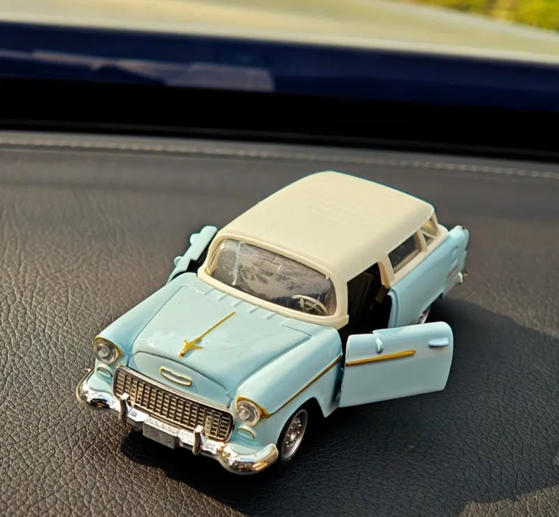 Ornement voiture vintage en métal – L’icône rétro aux finitions chromées