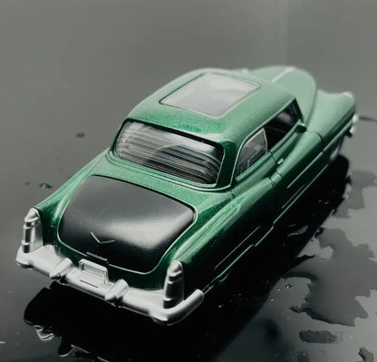 Voiture classique vintage en alliage – La réplique rétro qui traverse le temps