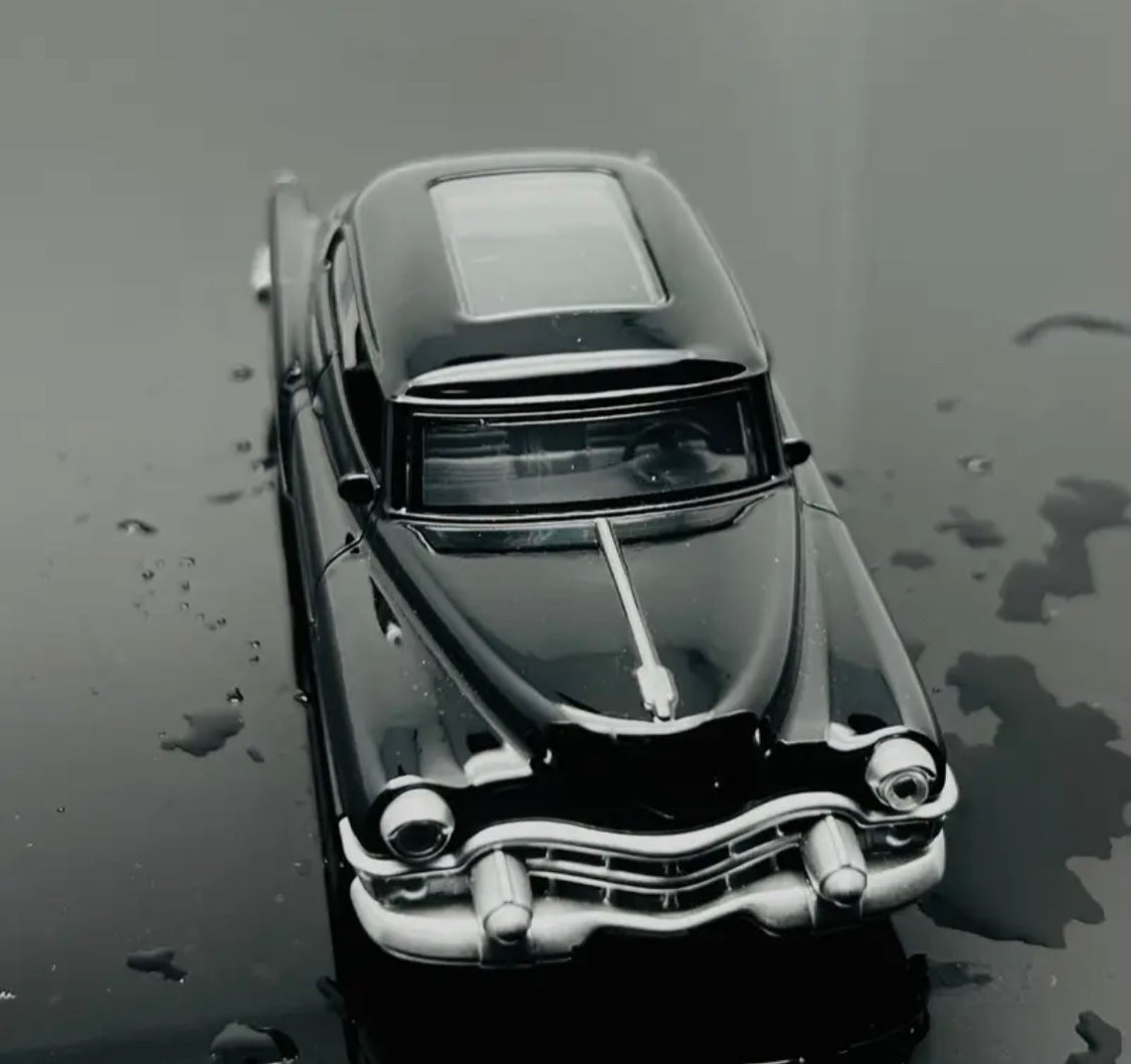 Voiture classique vintage en alliage – La réplique rétro qui traverse le temps