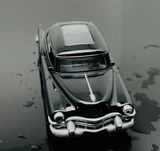 Voiture classique vintage en alliage – La réplique rétro qui traverse le temps