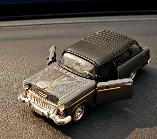 Ornement voiture vintage en métal – L’icône rétro aux finitions chromées